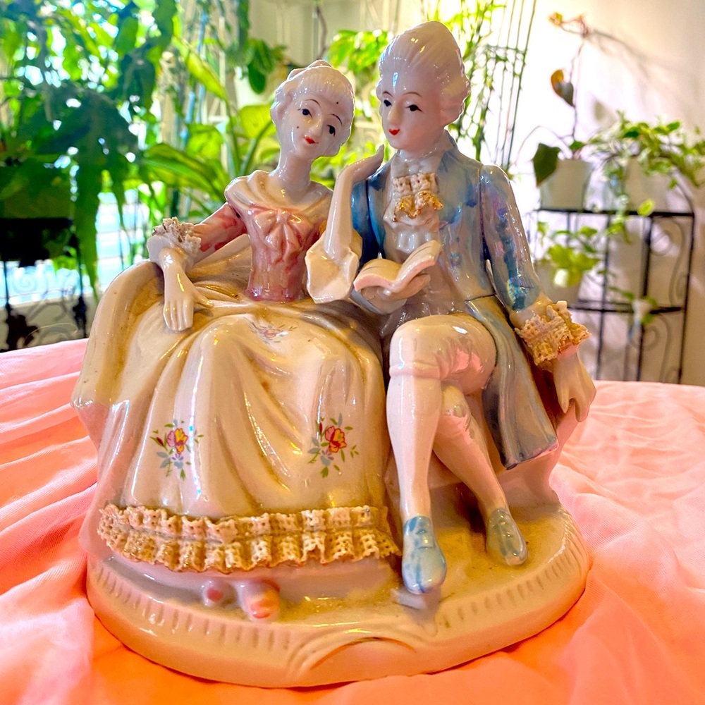 VINTAGE FRENCH ARISTOCRACY PORCELAIN FIGURINE